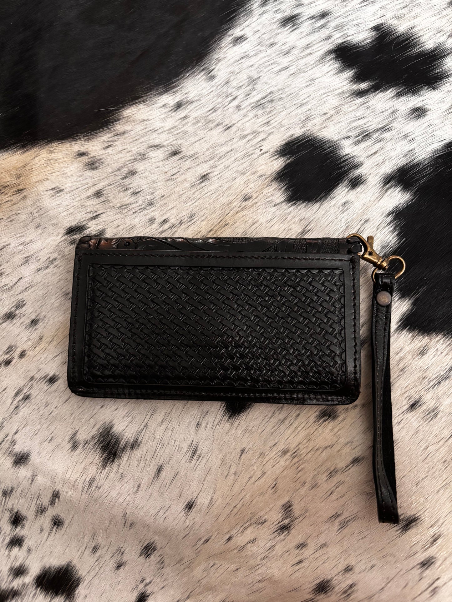 Cartera artesanal con cincelado en flor, bordado y tejido en petatillo