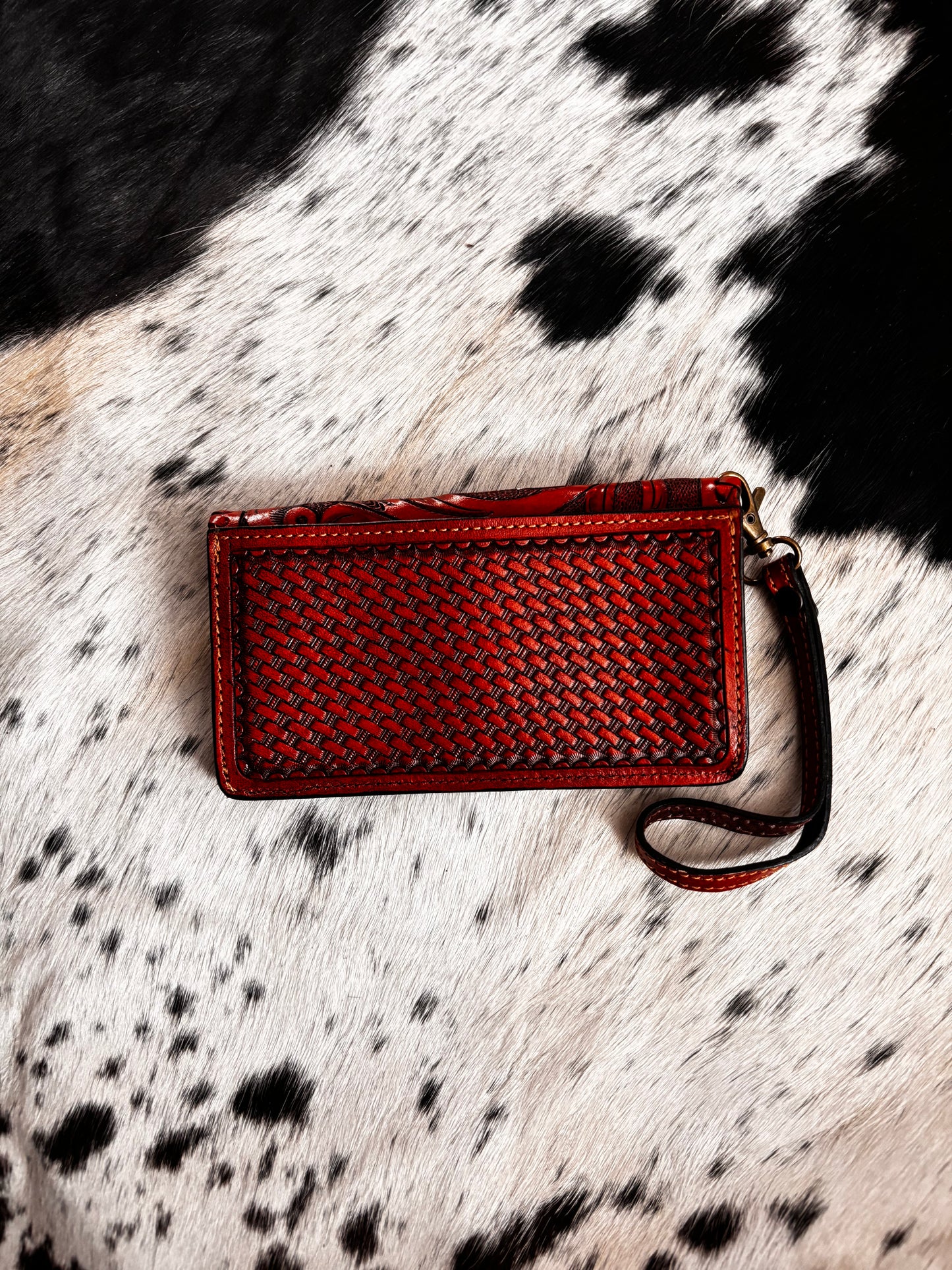 Cartera artesanal con cincelado en flor, bordado y tejido en petatillo