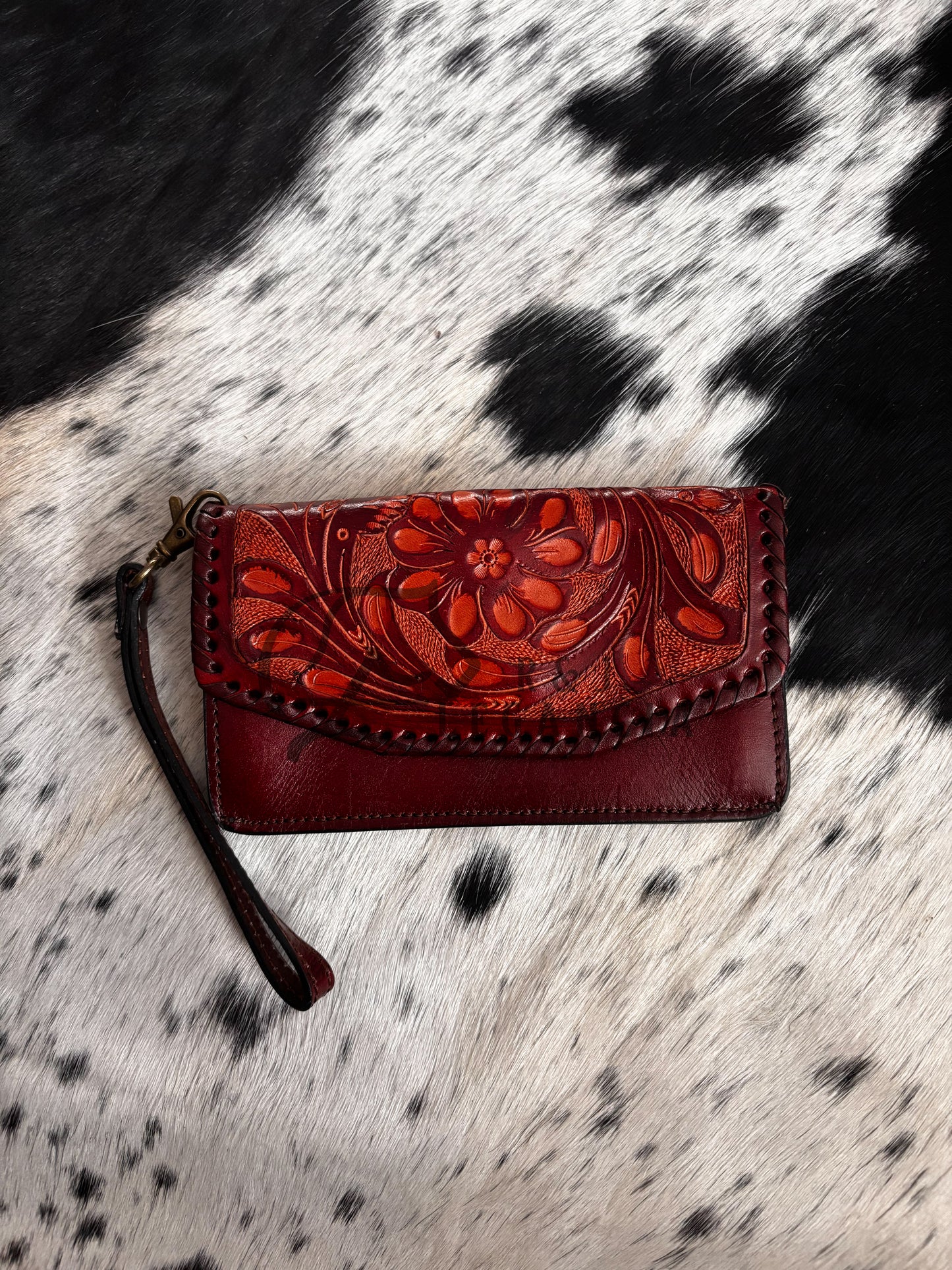 Cartera artesanal con cincelado en flor, bordado y tejido en petatillo