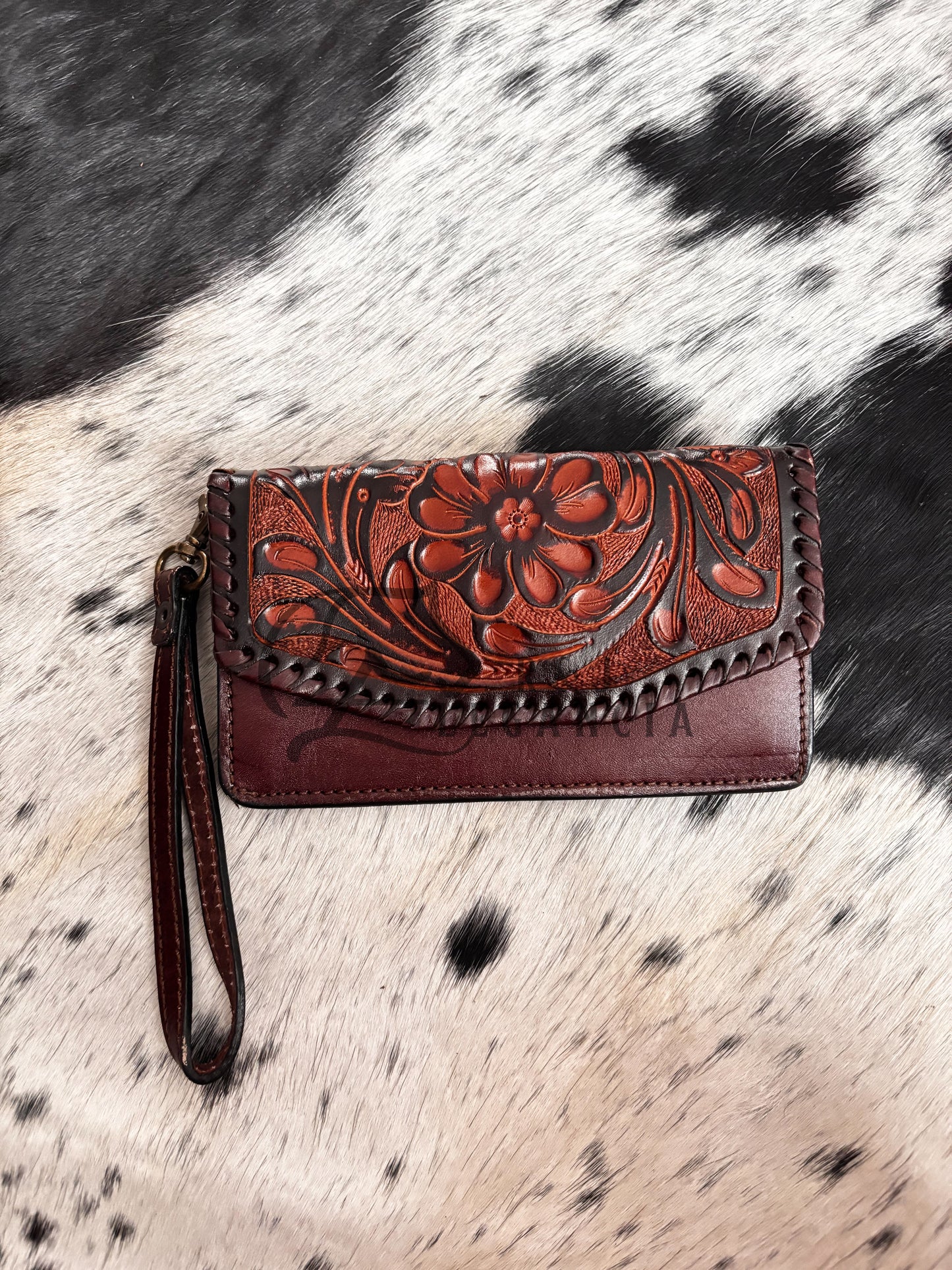 Cartera artesanal con cincelado en flor, bordado y tejido en petatillo