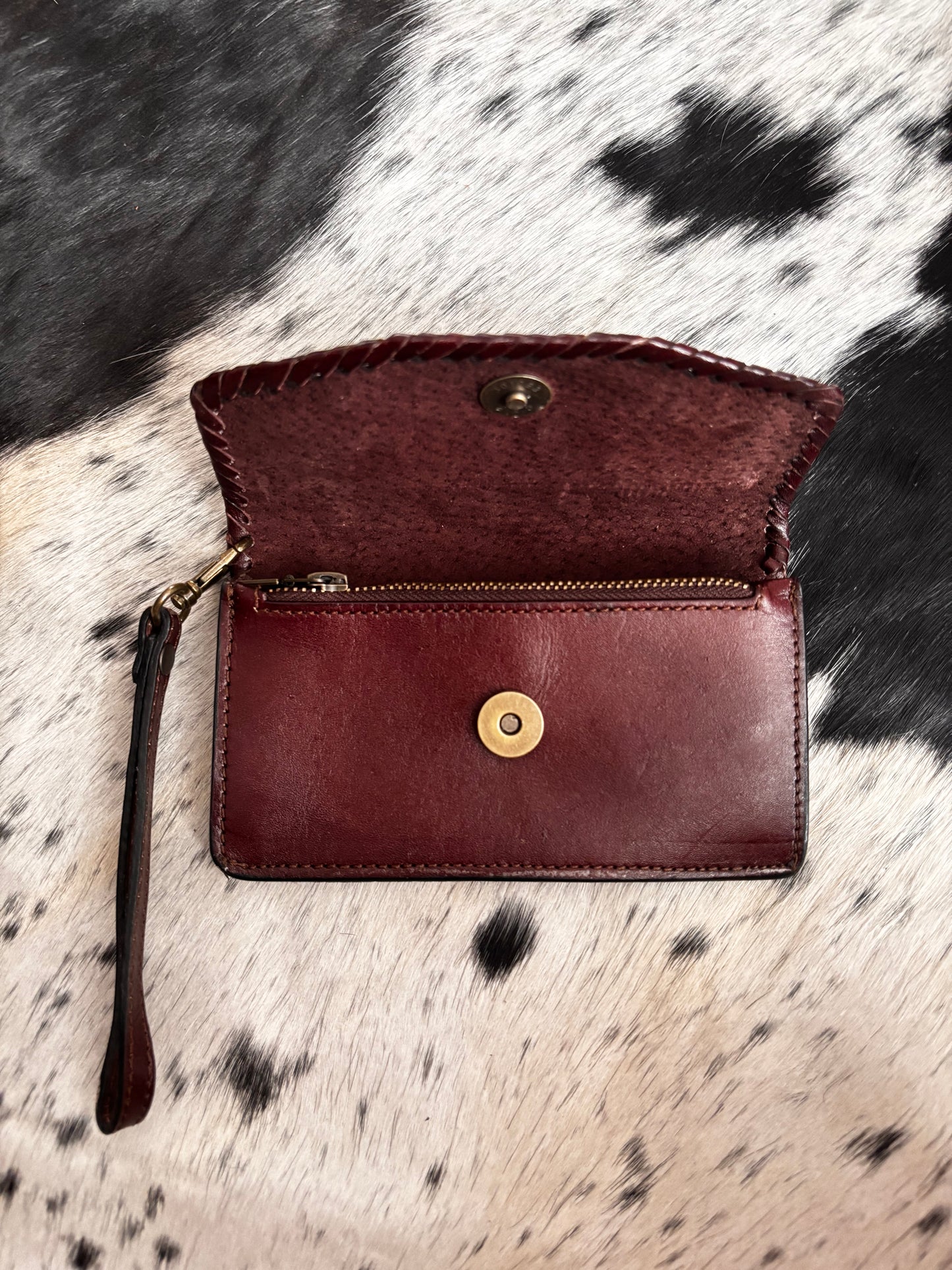 Cartera artesanal con cincelado en flor, bordado y tejido en petatillo