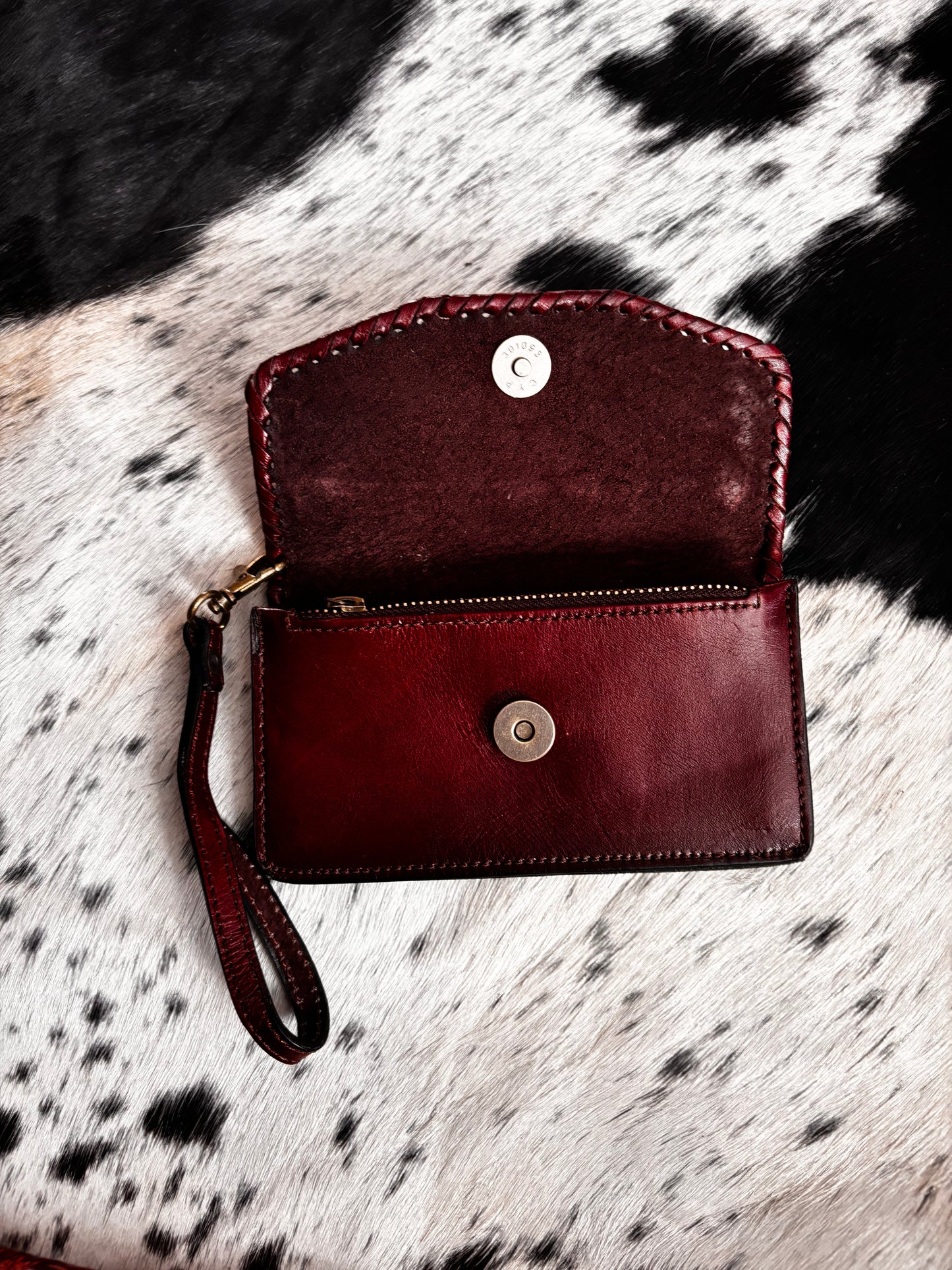 Cartera artesanal con cincelado en flor, bordado y tejido en petatillo