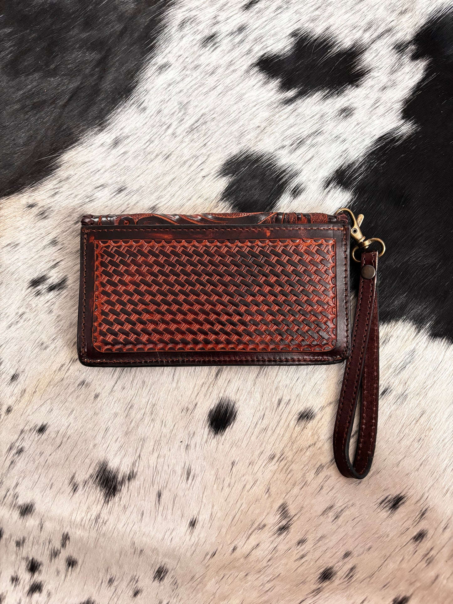 Cartera artesanal con cincelado en flor, bordado y tejido en petatillo