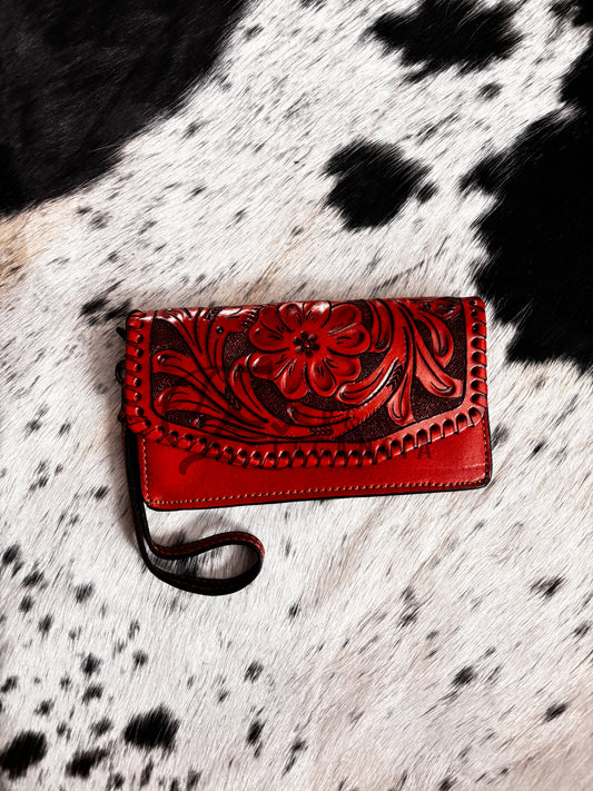 Cartera artesanal con cincelado en flor, bordado y tejido en petatillo