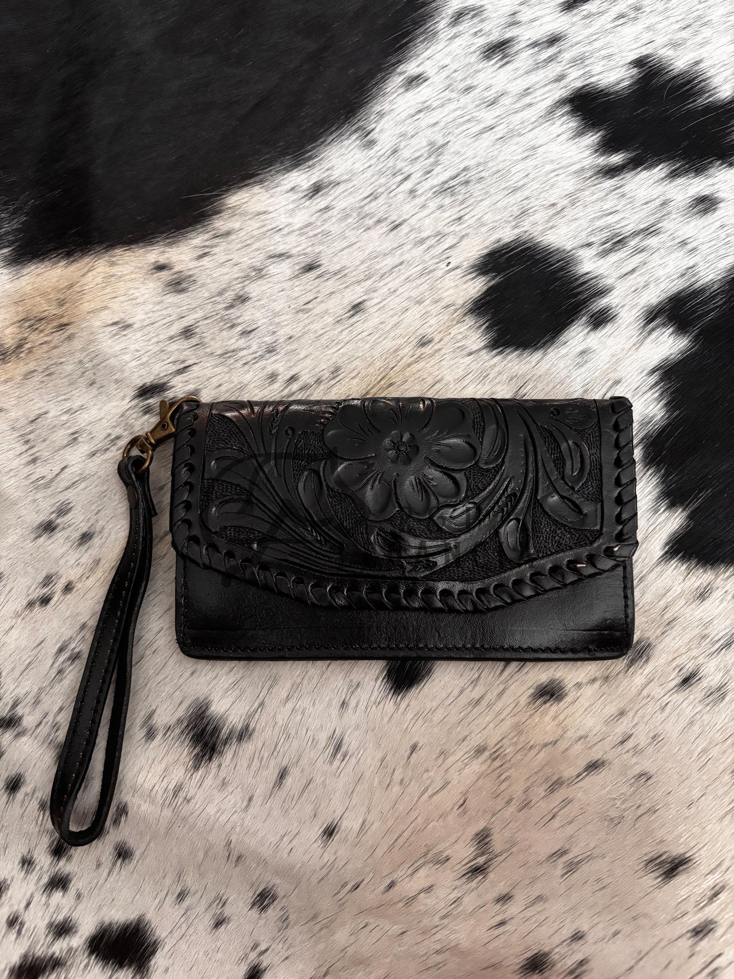 Cartera artesanal con cincelado en flor, bordado y tejido en petatillo