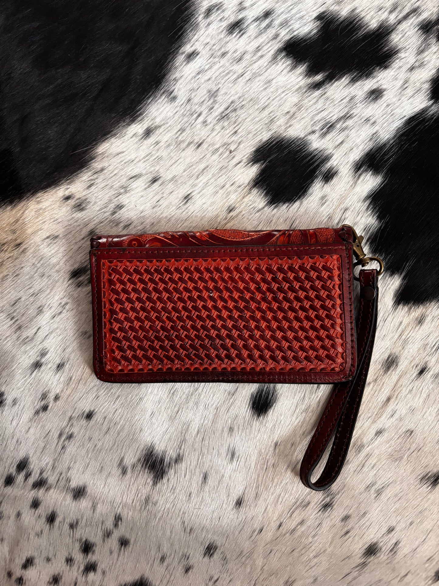 Cartera artesanal con cincelado en flor, bordado y tejido en petatillo