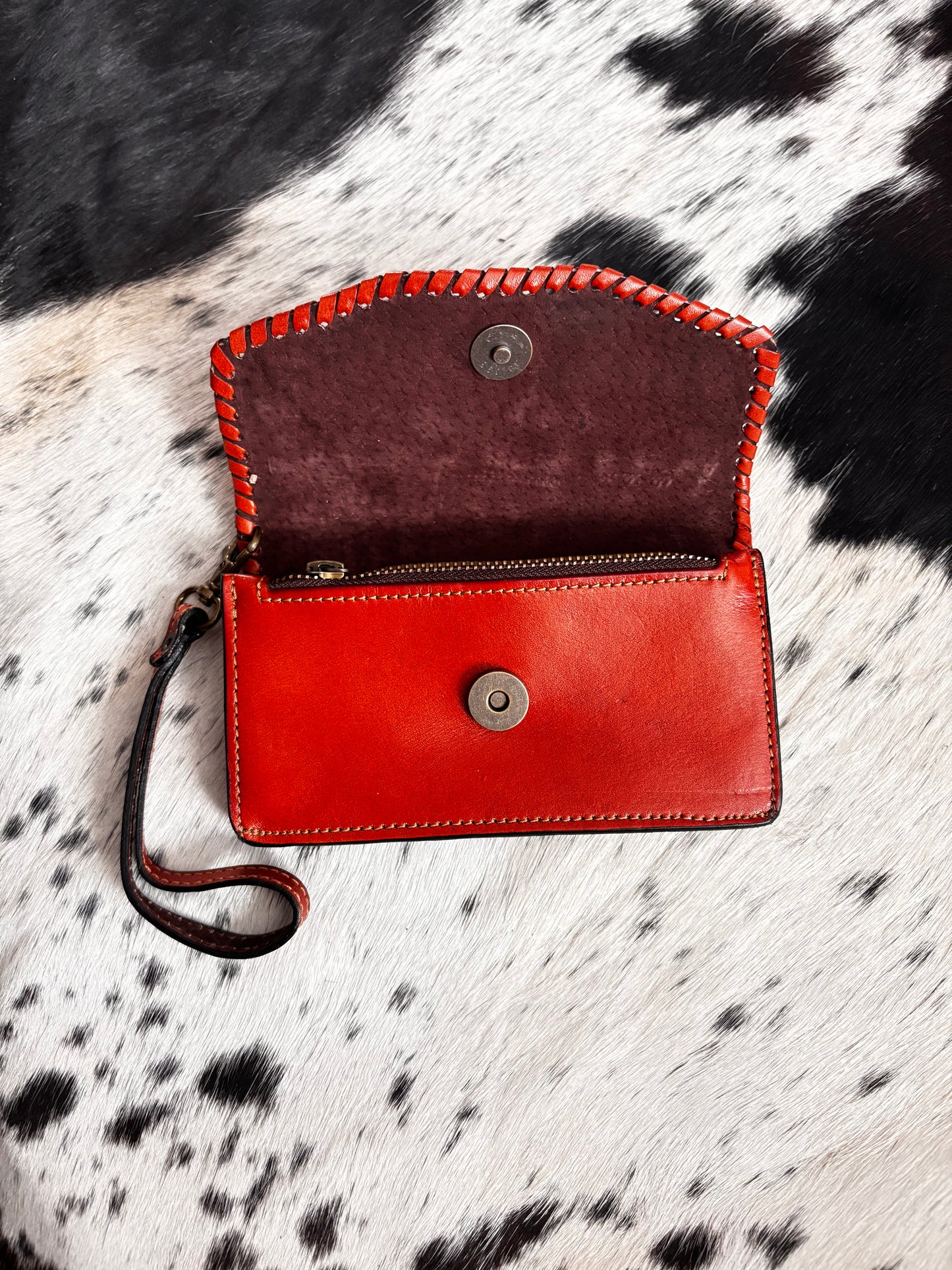 Cartera artesanal con cincelado en flor, bordado y tejido en petatillo